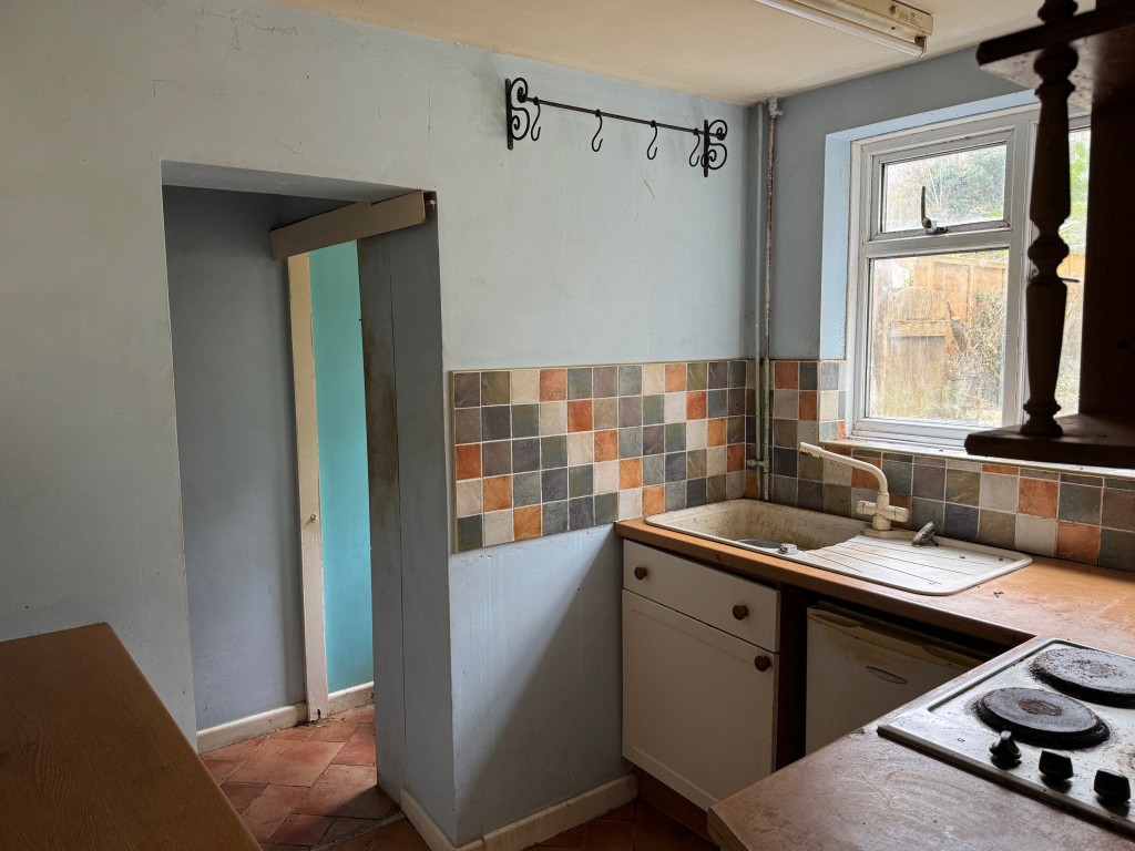 Lot: 64 - END-TERRACE COTTAGE FOR IMPROVEMENT - Kitchen with fitted units